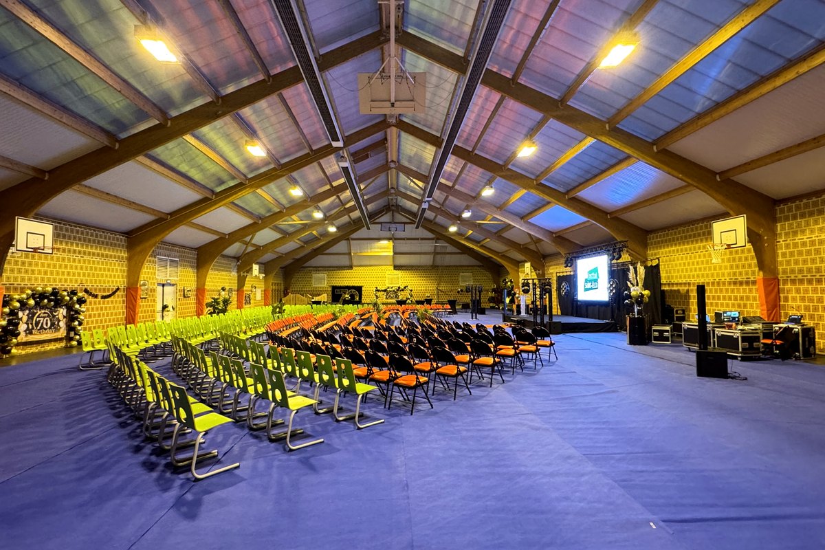 Salle événementielle préparée pour une convention à Bapaume dans le Pas-de-Calais