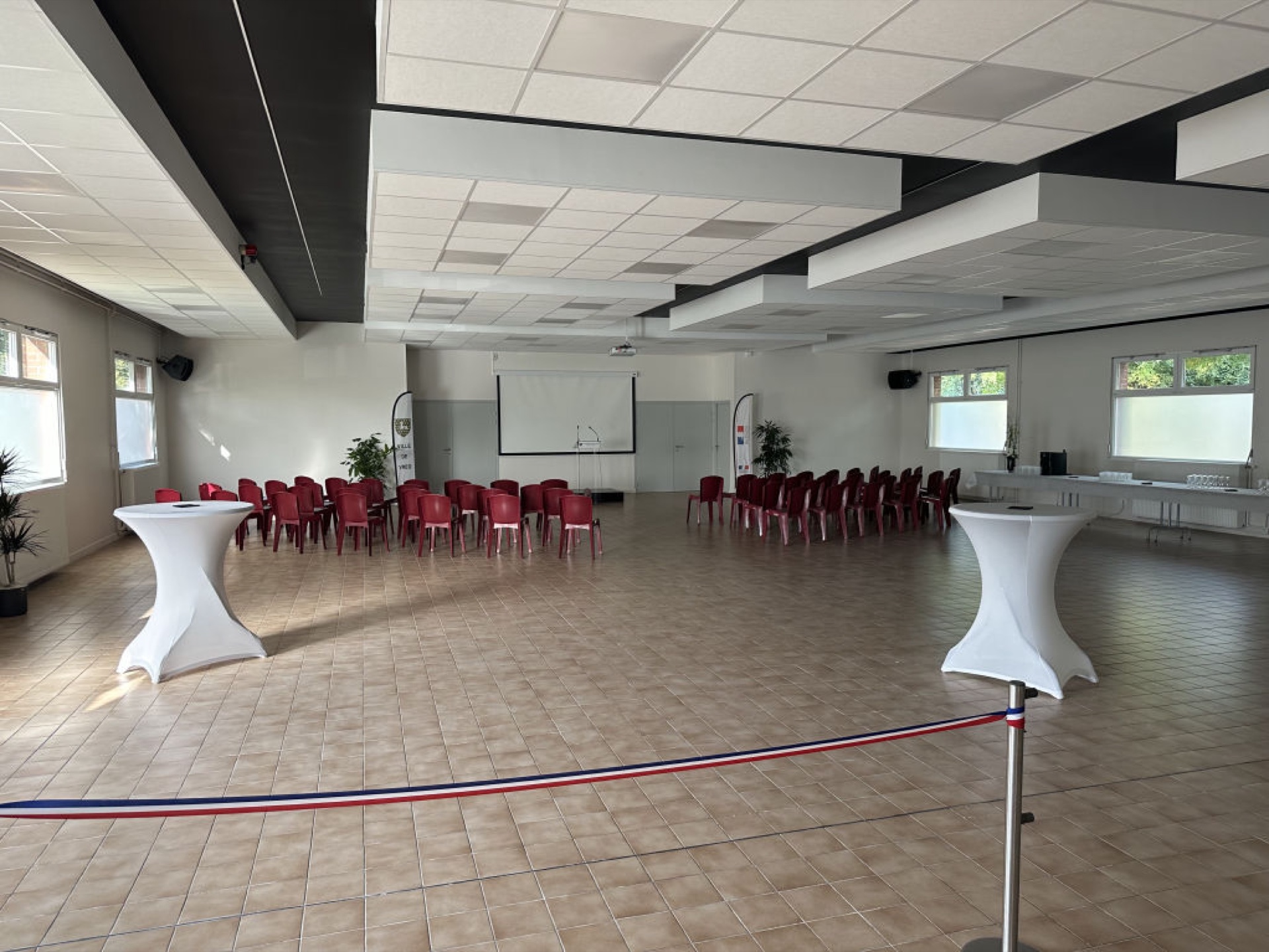 Intégration audiovisuelle dans une salle polyvalente des Hauts-de-France