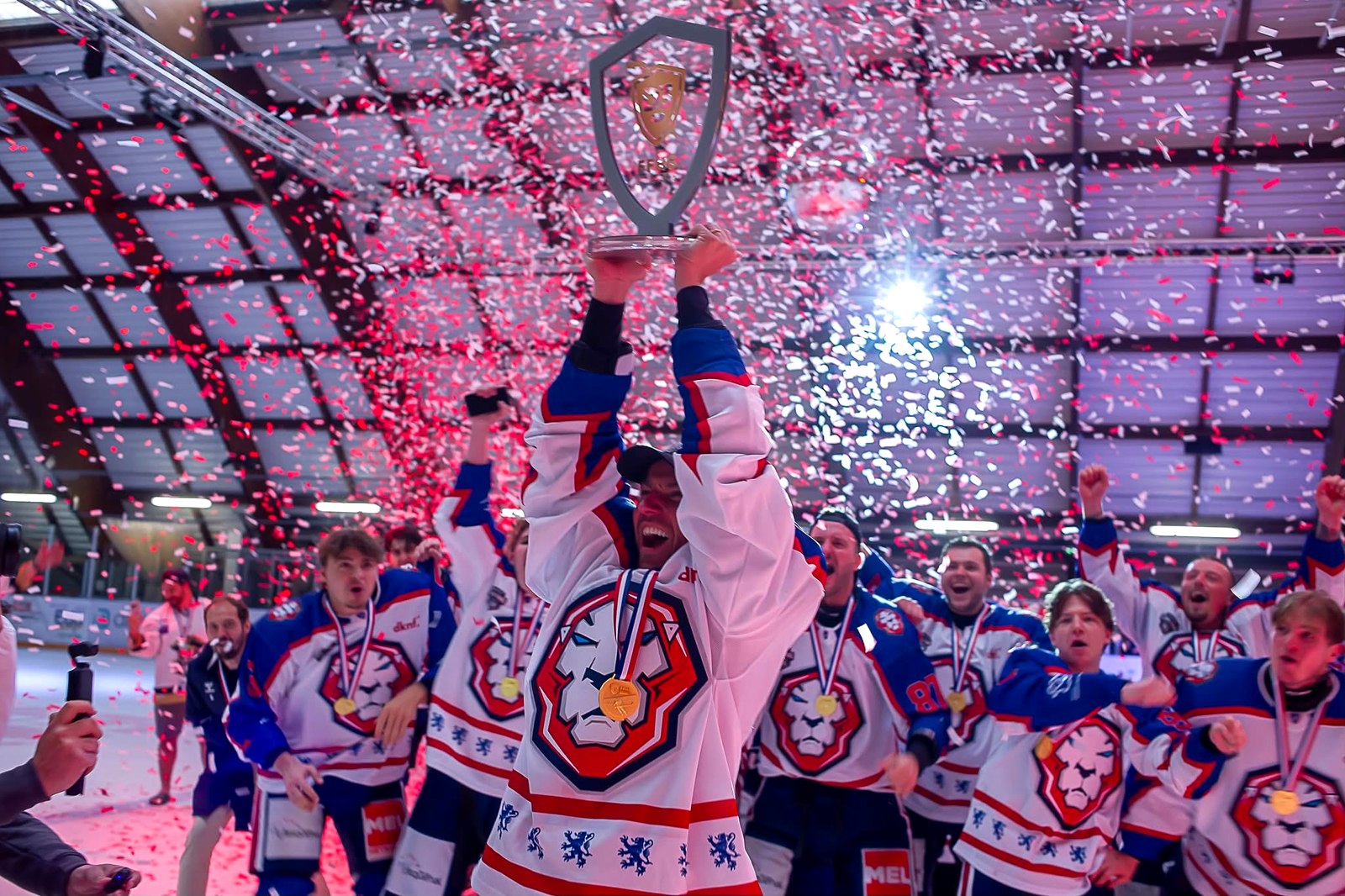 Joueurs des Lions de Wasquehal célébrant leur victoire sous un jet de confettis à la patinoire Serge-Charles de Lille Métropole