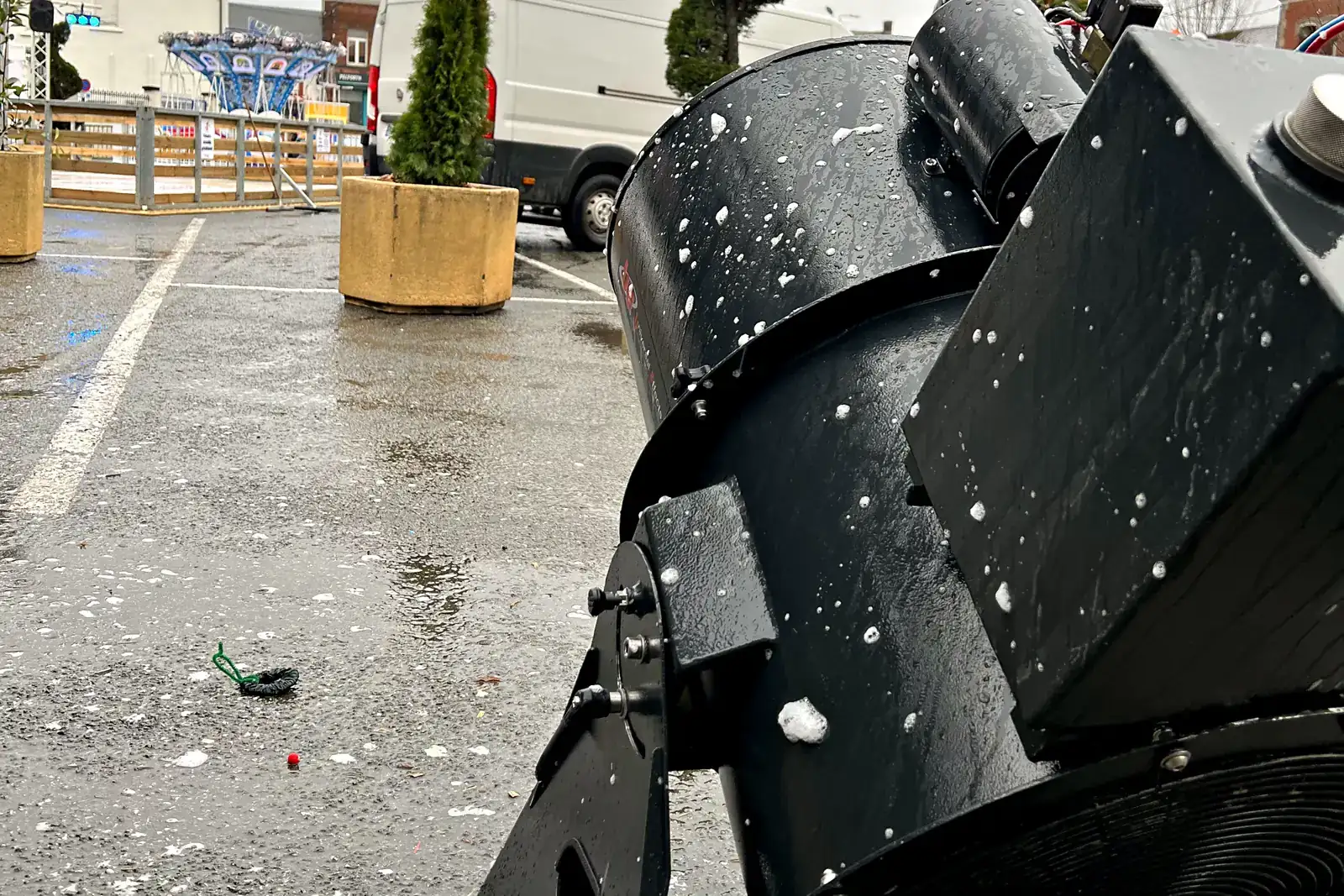 Canon à neige posé au sol en extérieur, prêt pour une animation événementielle dans le Nord-Pas-de-Calais