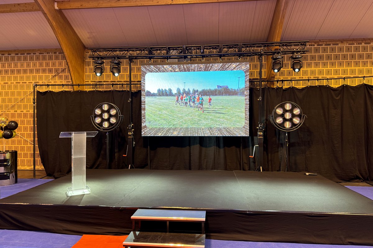 Scène avec écran de diffusion, éclairage et sonorisation pour une convention à Bapaume