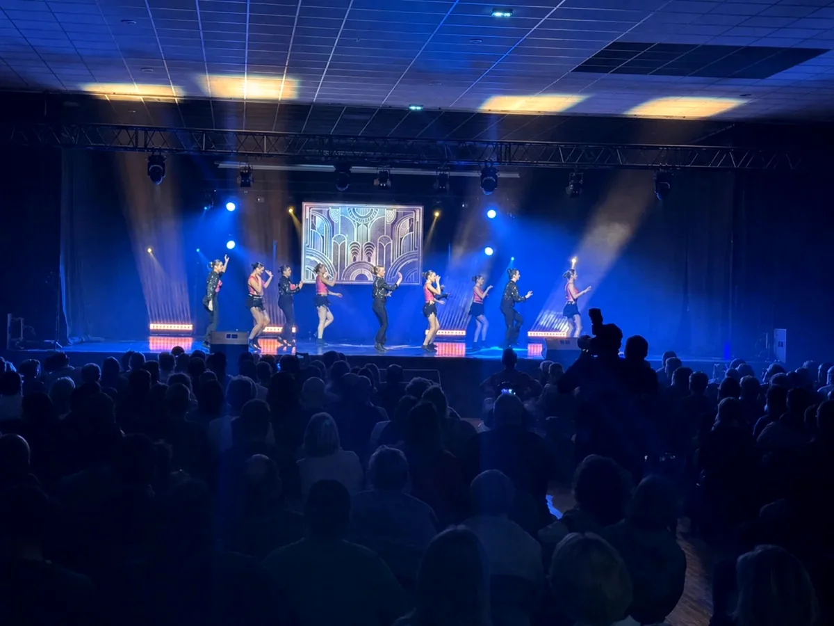 Public et scène lors d’un gala de danse sonorisé dans les Hauts-de-France