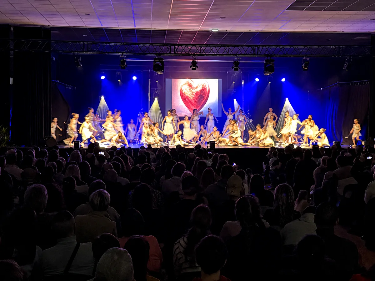Sonorisation et éclairage de scène pour un gala de danse dans les Hauts-de-France