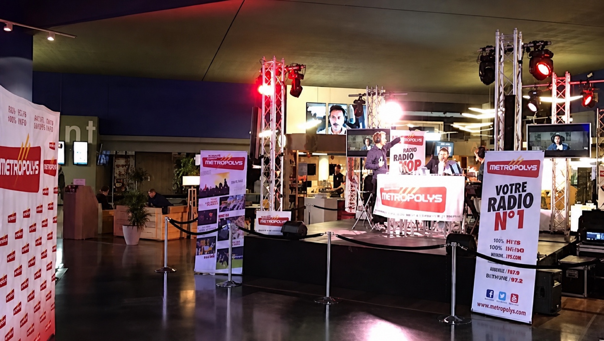 Plateau radio avec sonorisation et éclairage installé au Kinépolis de Lomme dans la métropole lilloise